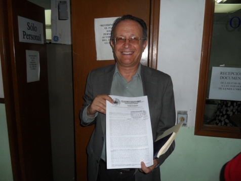 Oscar González Garín muestra su recurso de impugnación.