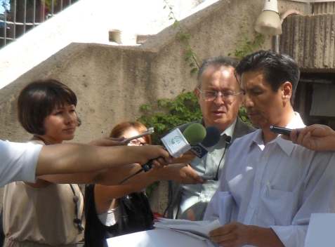 El doctor Jaime Hernández (de camisa blanca), en entrevista con los medios.
